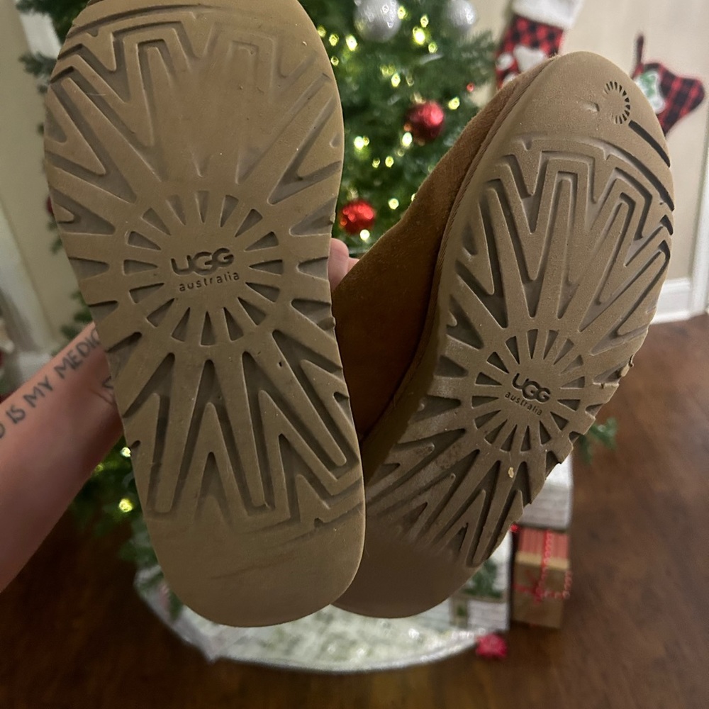 UGGS - Picture 4 of 4